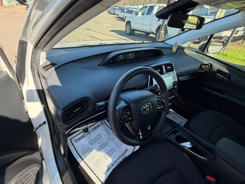 Used 2021 Toyota Prius LE image 9