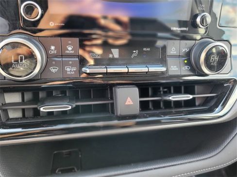 Used 2022 Toyota Highlander L image 27