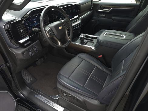 Used 2022 Chevrolet Silverado 1500 High Country w/ Technology Package image 9