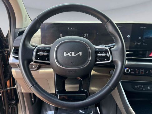 Used 2025 Kia Carnival FWD image 27