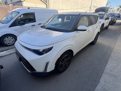 Used 2023 Kia Soul EX FWD image 2