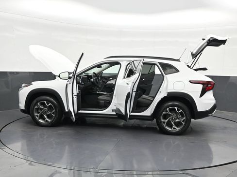 Used 2024 Chevrolet Trax LT FWD image 36