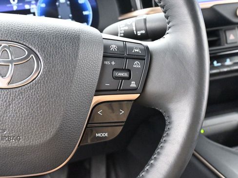 Used 2023 Toyota Crown Limited image 19