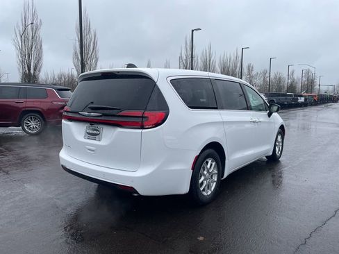 New 2026 Chrysler Pacifica Select image 7
