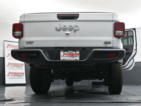 Used 2023 Jeep Gladiator Overland AWD/4WD image 40