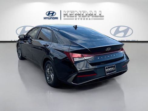 Used 2024 Hyundai Elantra SEL image 4