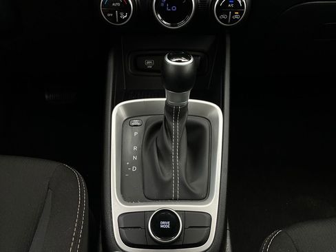 Used 2025 Hyundai Venue SEL image 24