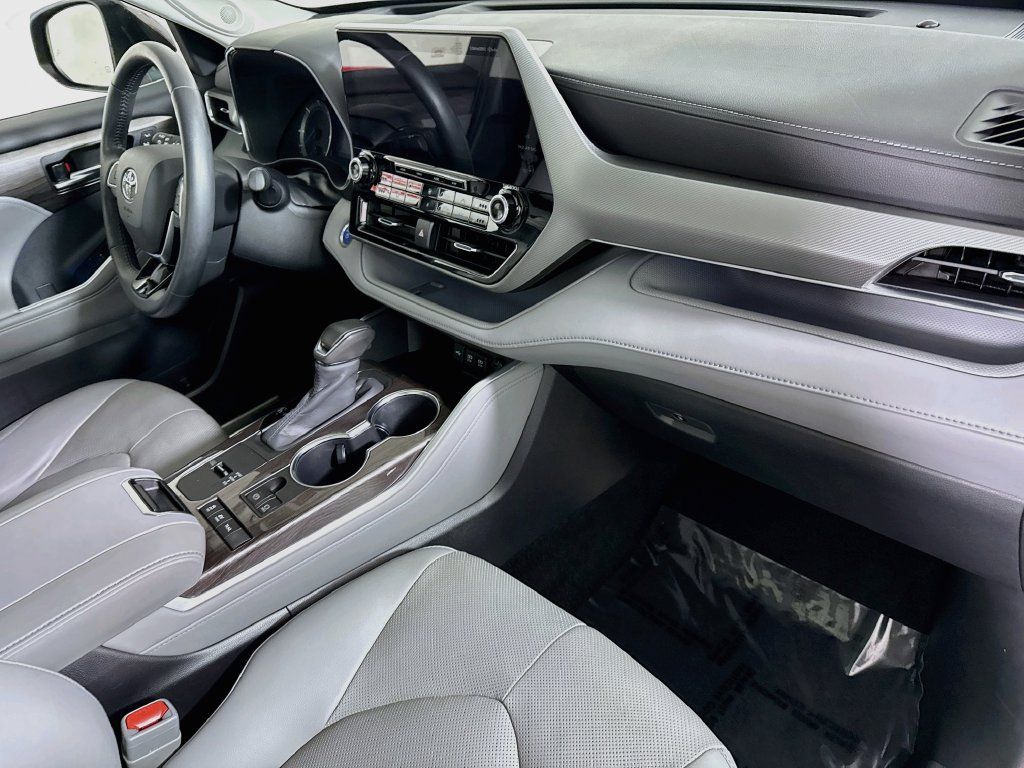 Certified 2020 Toyota Highlander Platinum AWD/4WD image 36