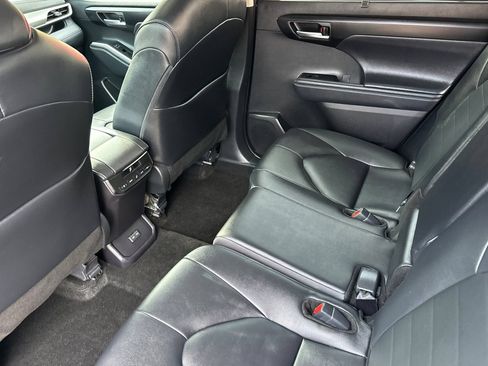 Certified 2025 Toyota Highlander XLE AWD/4WD image 12