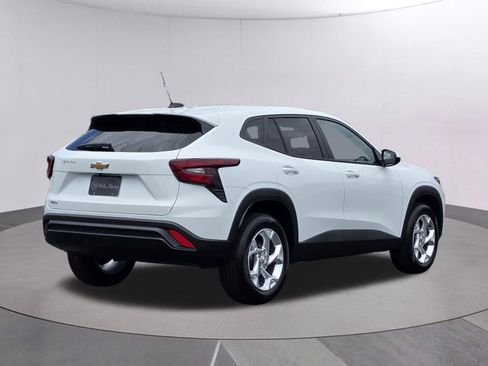 Used 2026 Chevrolet Trax LS w/ LS Convenience Package FWD image 7