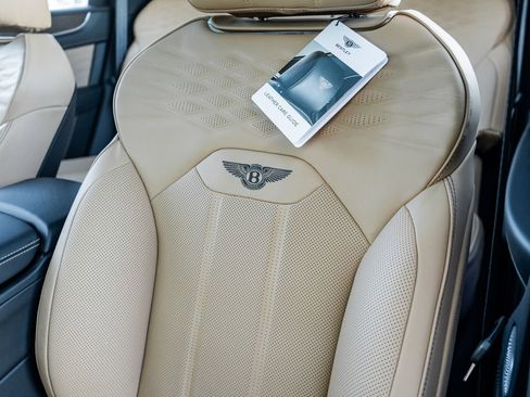 Used 2025 Bentley Bentayga V8 image 29