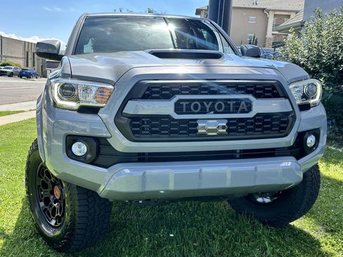 Used 2018 Toyota Tacoma TRD Sport AWD/4WD image 4