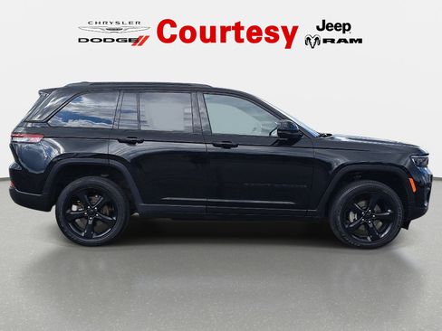 Certified 2023 Jeep Grand Cherokee Altitude AWD/4WD image 3