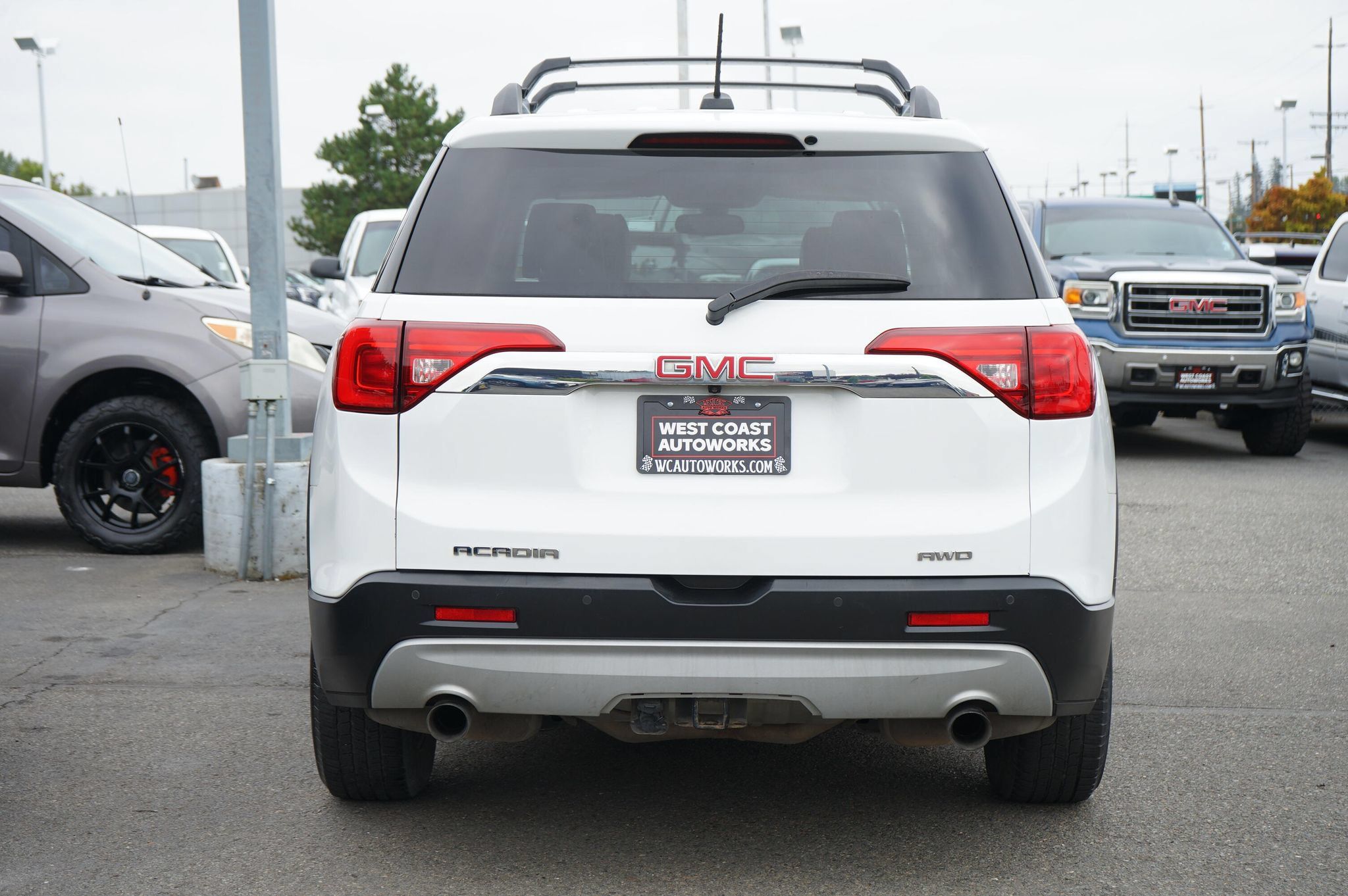 Used 2017 GMC Acadia SLT AWD/4WD image 4