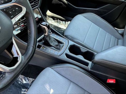 Used 2025 Volkswagen Jetta SE FWD image 19