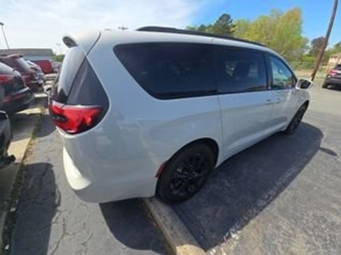Used 2021 Chrysler Pacifica Limited w/ S Appearance Package AWD/4WD image 3