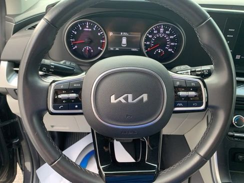 Used 2024 Kia Carnival LX image 28