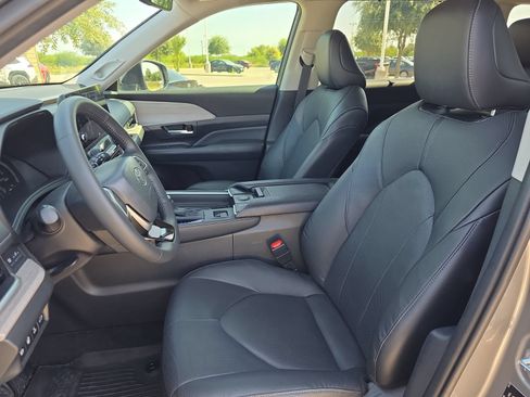 Used 2025 Toyota Grand Highlander AWD Hybrid image 12