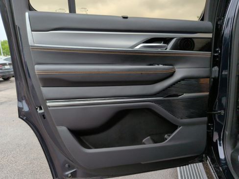 Used 2023 Jeep Grand Wagoneer Series III image 39