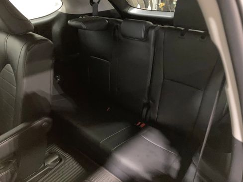 Used 2024 Toyota Highlander XLE image 19