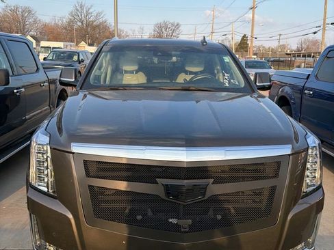 Used 2020 Cadillac Escalade Luxury image 2