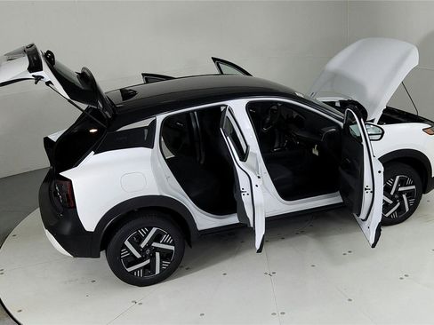 Used 2025 Nissan Kicks SV image 24