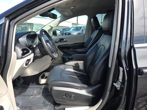 Used 2022 Chrysler Pacifica Touring-L image 13