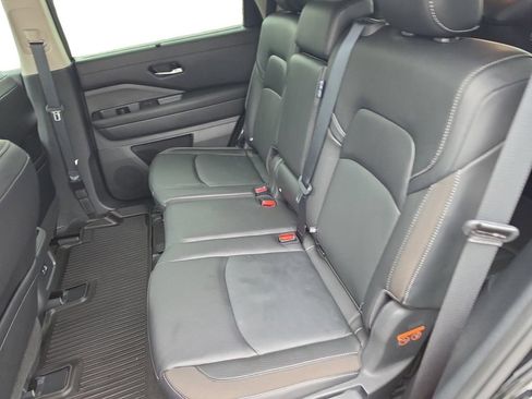 Used 2023 Nissan Pathfinder SL w/ Black Appearance Package FWD image 15