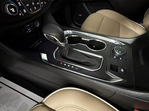 Used 2023 Chevrolet Traverse Premier image 22