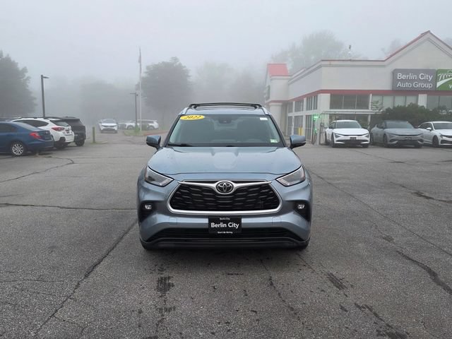 Used 2022 Toyota Highlander XLE AWD/4WD image 3