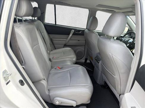 Used 2013 Toyota Highlander SE FWD image 23