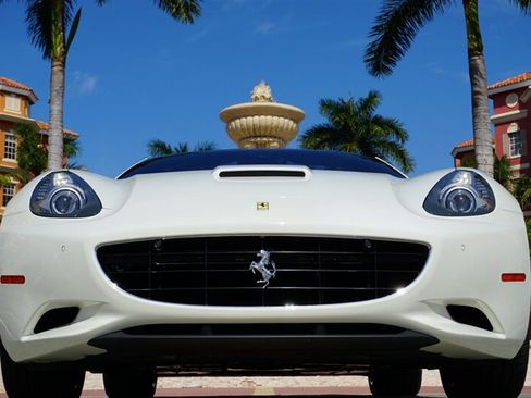 Used 2014 Ferrari California RWD image 24