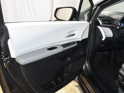 Used 2025 Toyota Sienna XLE FWD image 24