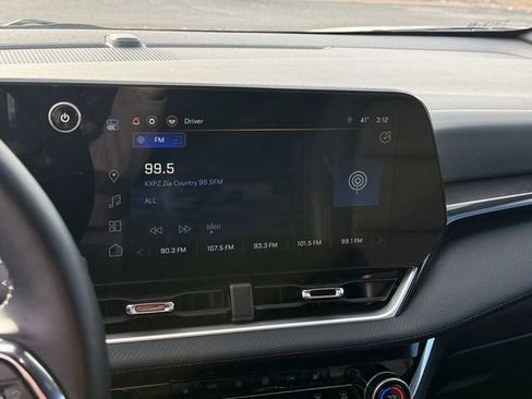 Used 2025 Chevrolet Equinox LT w/ Convenience Package II image 9