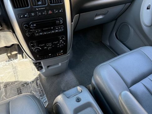 Used 2006 Chrysler Town & Country Touring image 56