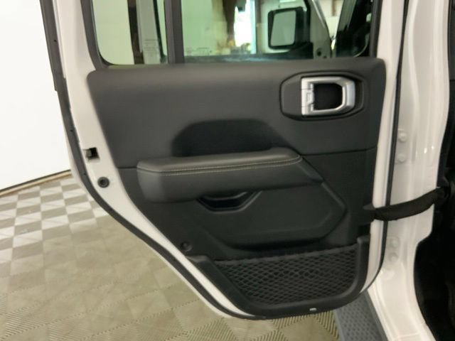Used 2019 Jeep Wrangler Unlimited Sahara w/ Cold Weather Group AWD/4WD image 32