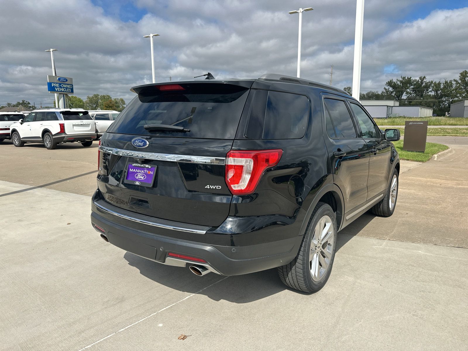 Used 2018 Ford Explorer XLT w/ Equipment Group 202A AWD/4WD image 10