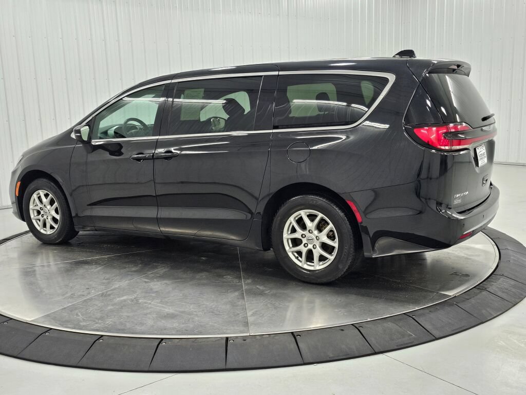 Used 2023 Chrysler Pacifica Touring FWD image 3