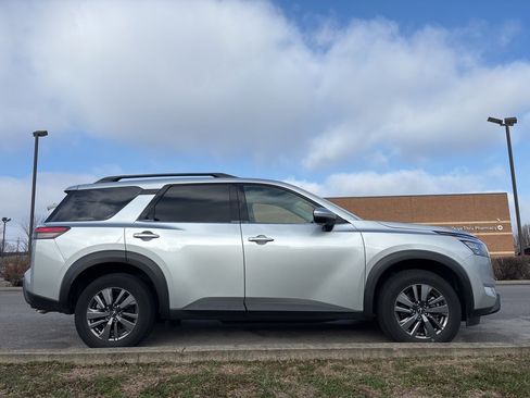 Used 2024 Nissan Pathfinder SV image 4