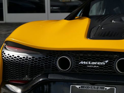 Used 2023 McLaren Artura RWD image 16