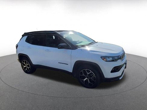 Used 2025 Jeep Compass Limited AWD/4WD image 2