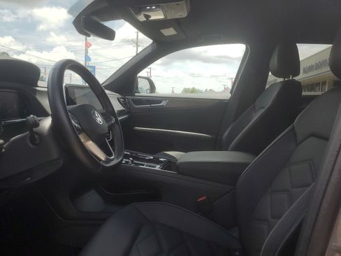 Used 2025 Volkswagen Atlas Cross Sport SE FWD image 8