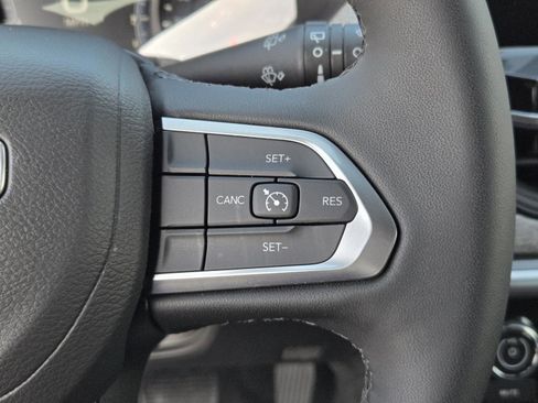 Used 2025 Jeep Compass Latitude image 18