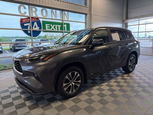 Used 2024 Toyota Highlander XLE AWD/4WD image 3