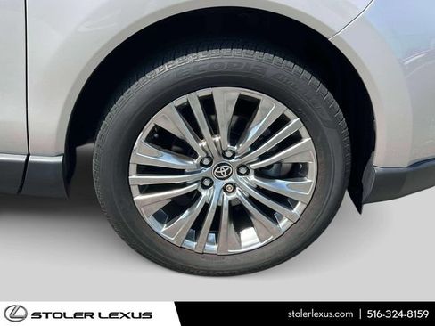 Used 2023 Toyota Venza Limited AWD/4WD image 9
