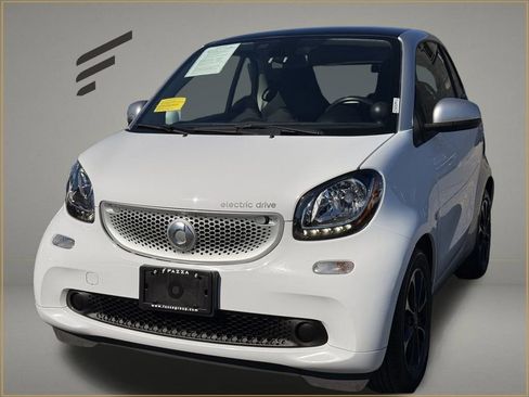 Used 2017 smart fortwo pure image 1