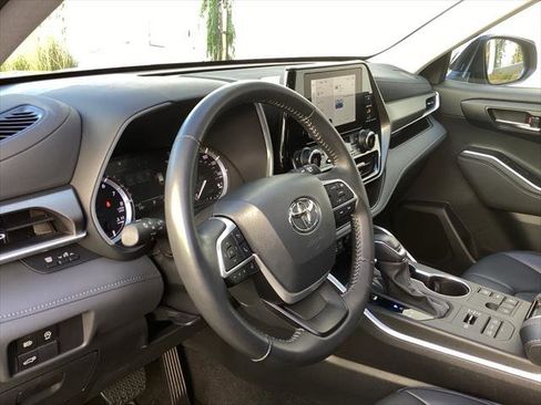 Certified 2024 Toyota Highlander XLE image 11