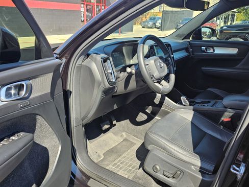 Used 2019 Volvo XC40 T5 Momentum image 24