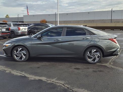 Used 2025 Hyundai Elantra Limited FWD image 2