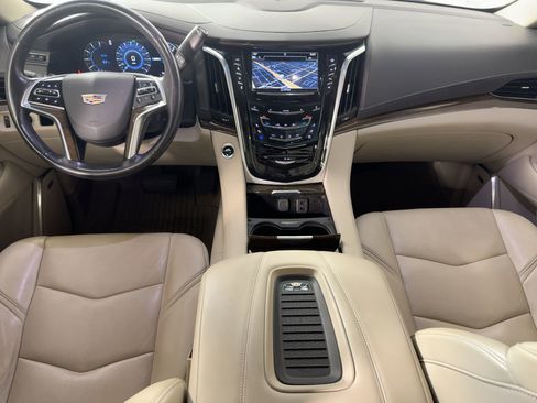 Used 2019 Cadillac Escalade ESV Premium Luxury image 16